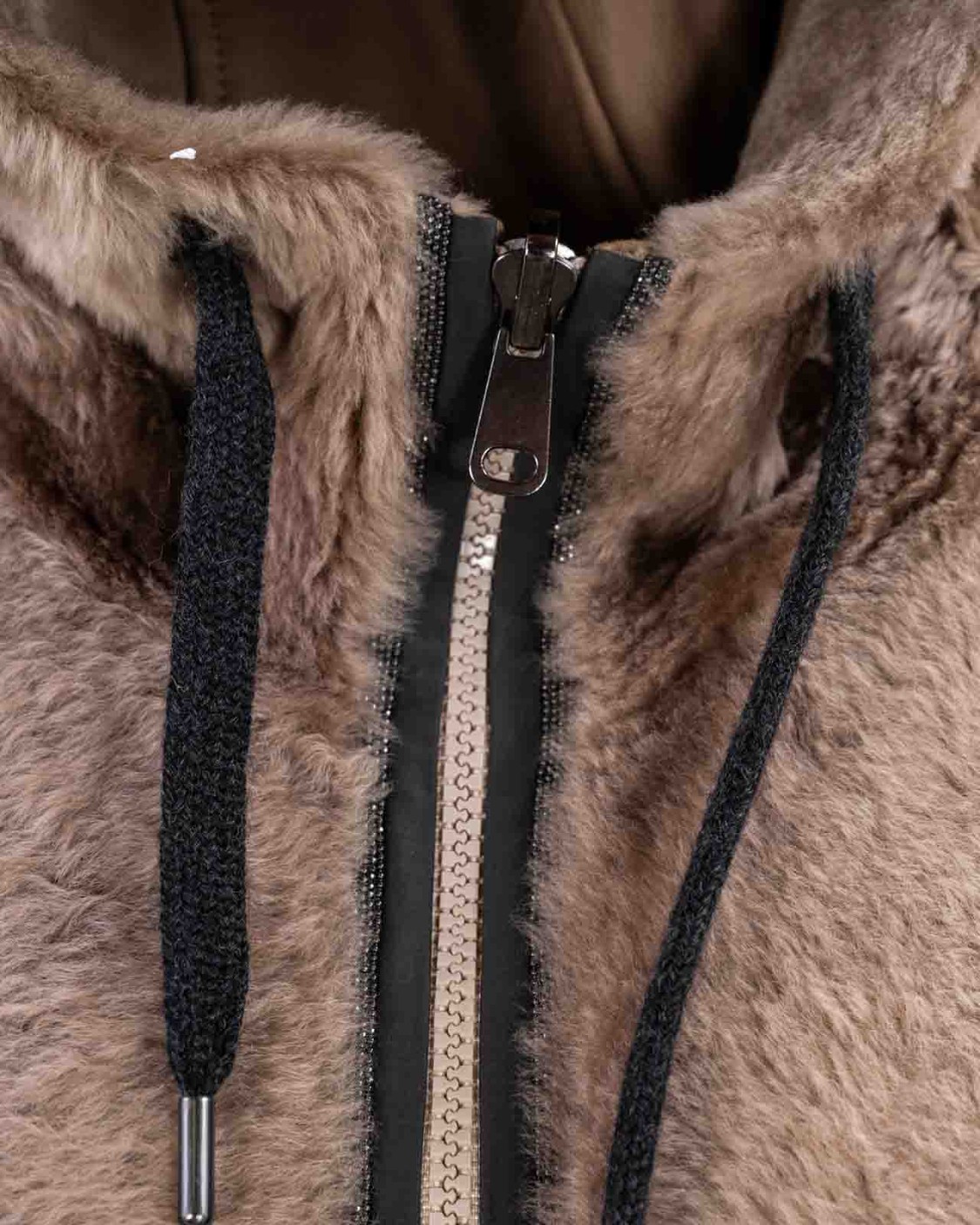 shop BRUNELLO CUCINELLI Saldi Montone: Brunello Cucinelli parka reversibile in shearling con Shiny Trim.
Chiusura con zip e doppio cursore.
Cappuccio regolabile con coulisse.
Tasche basse con zip.
Decorazione in monile Nickel-free.
Composizione: 100% Pelle.
Fabbricato in Italia.. MPMRA2595-C8487 number 6431292
